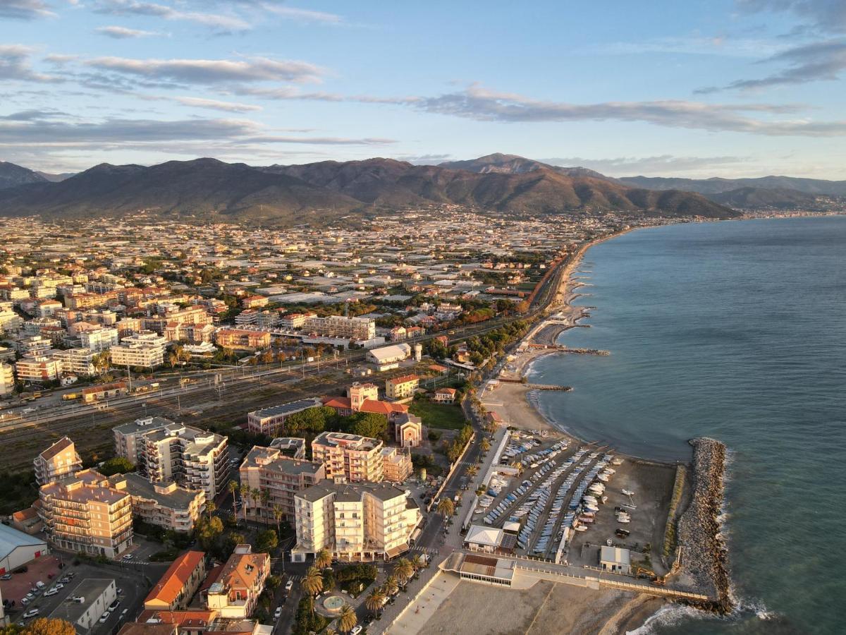 Xxv Aprile Casa Per Ferie Hotel Albenga Kültér fotó