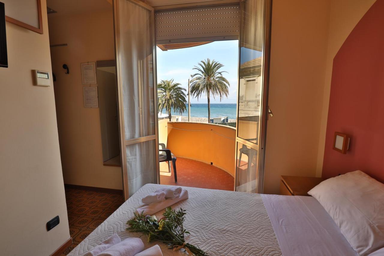 Xxv Aprile Casa Per Ferie Hotel Albenga Kültér fotó